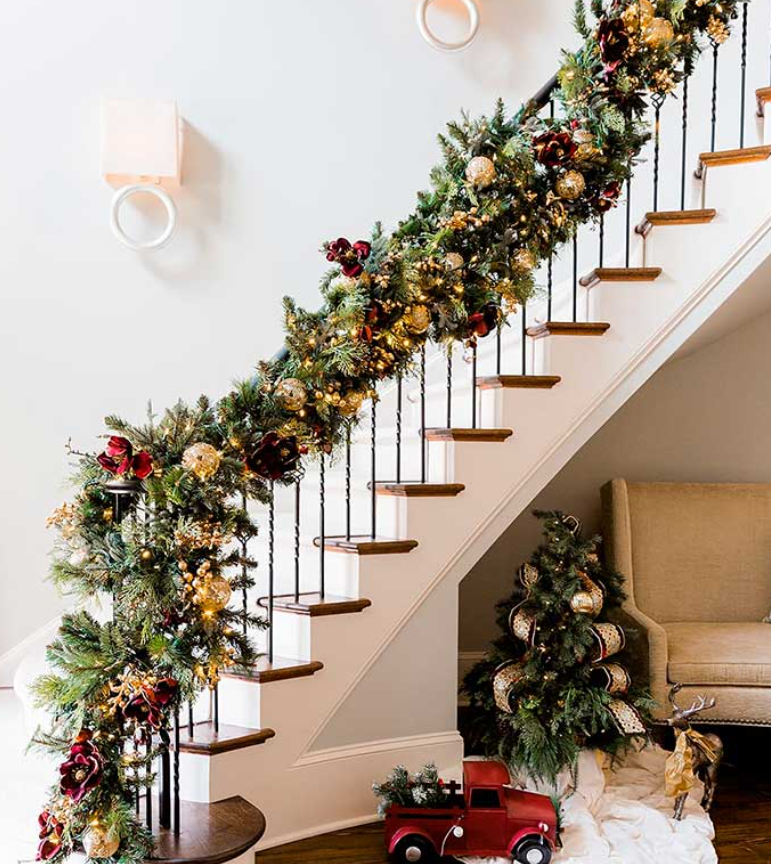 Decorate your staircase with these great ideas for Christmas - Crafty Daily