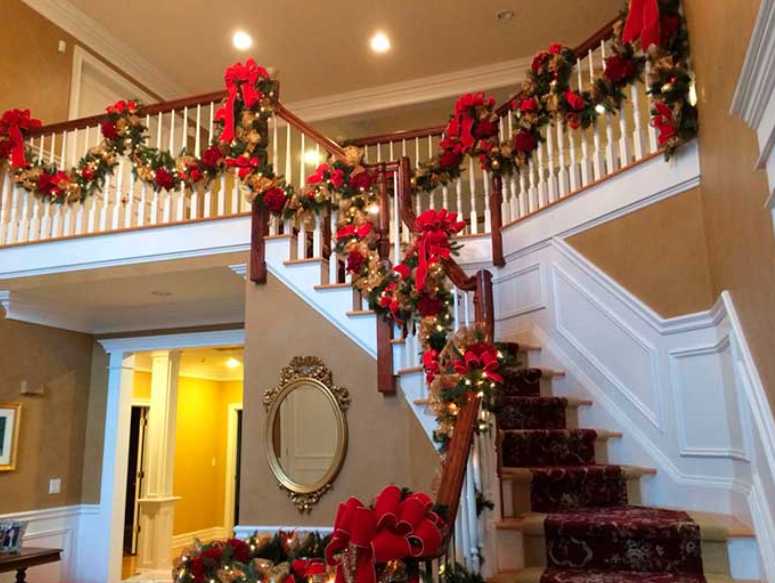 Decorate your staircase with these great ideas for Christmas - Crafty Daily
