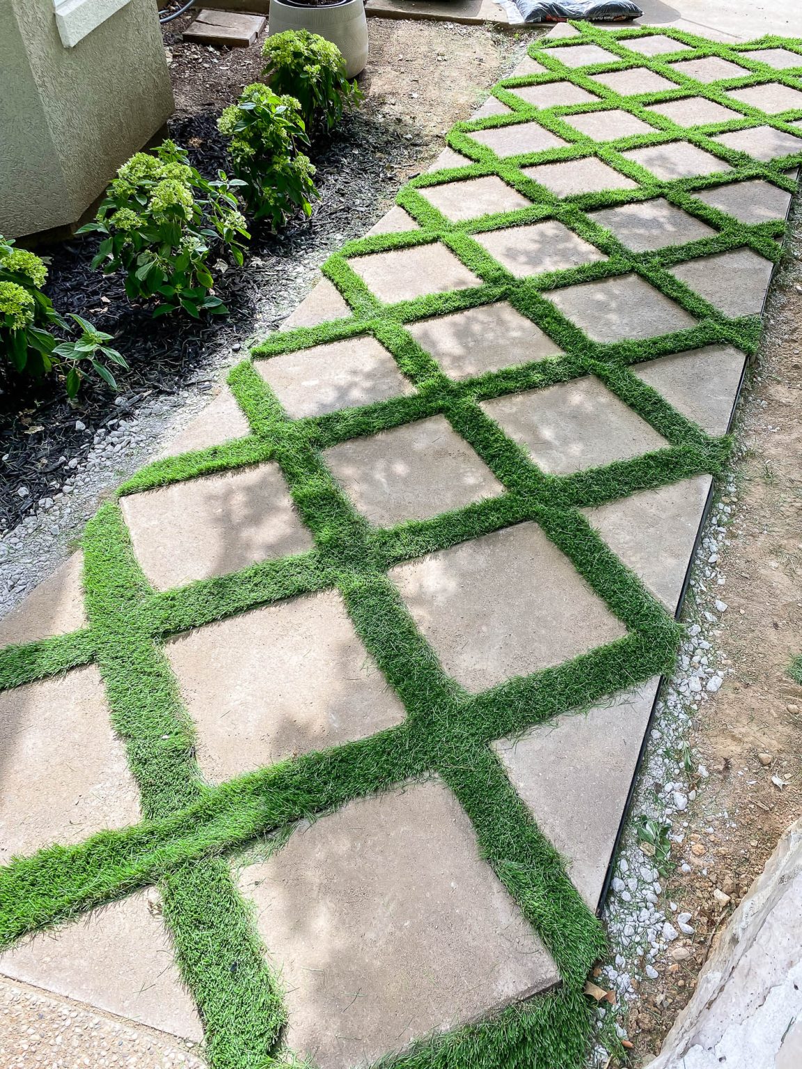 30 Ideas to Lay a Paver Walkway With Grass in Between – Crafty Daily