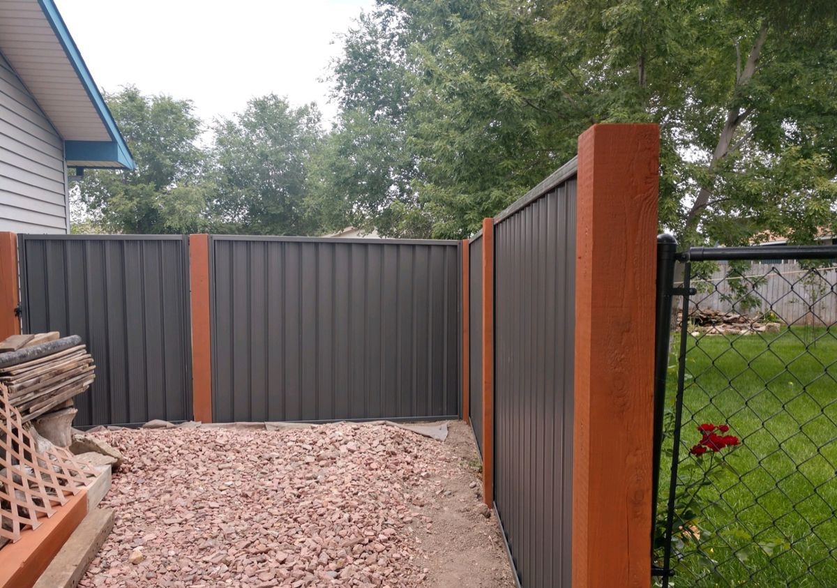 40 Corrugated Metal Fence Ideas to Create a Private Space With a Low