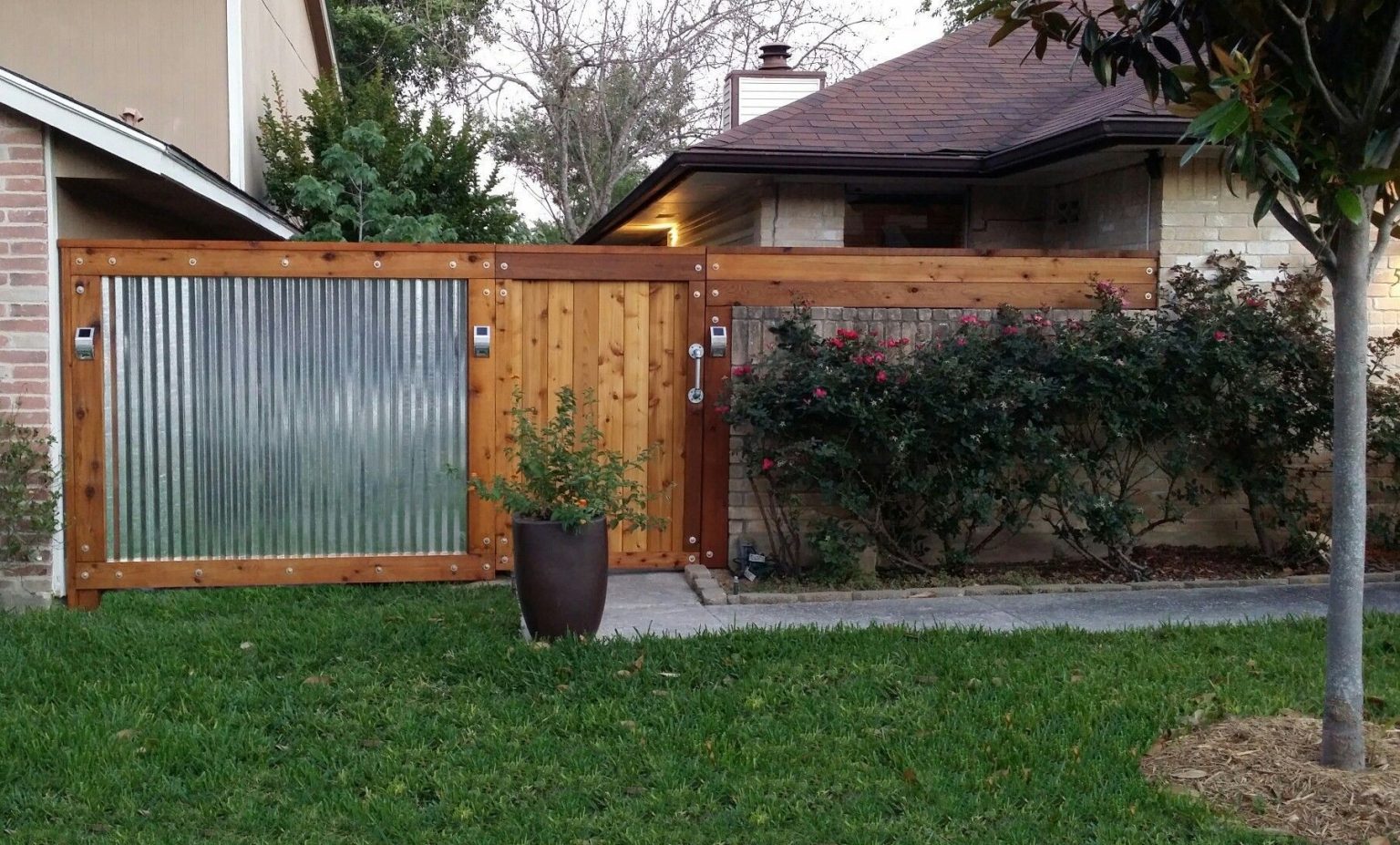 40 Corrugated Metal Fence Ideas to Create a Private Space With a Low ...