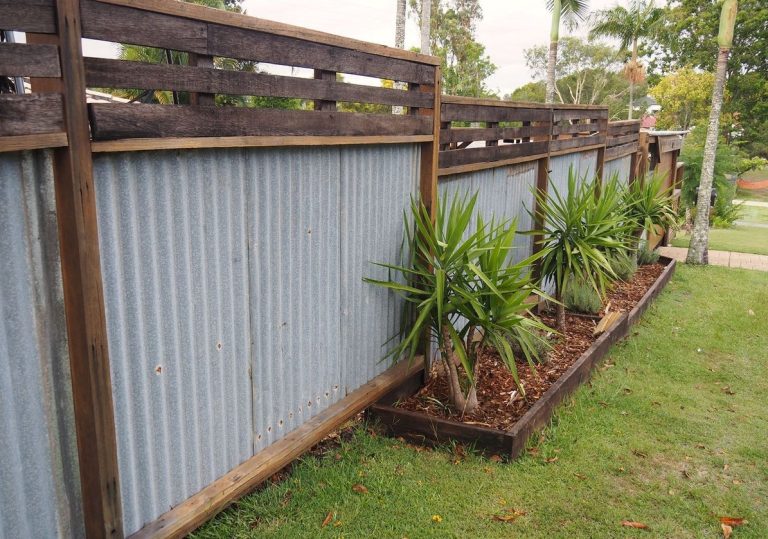 40 Corrugated Metal Fence Ideas to Create a Private Space With a Low ...