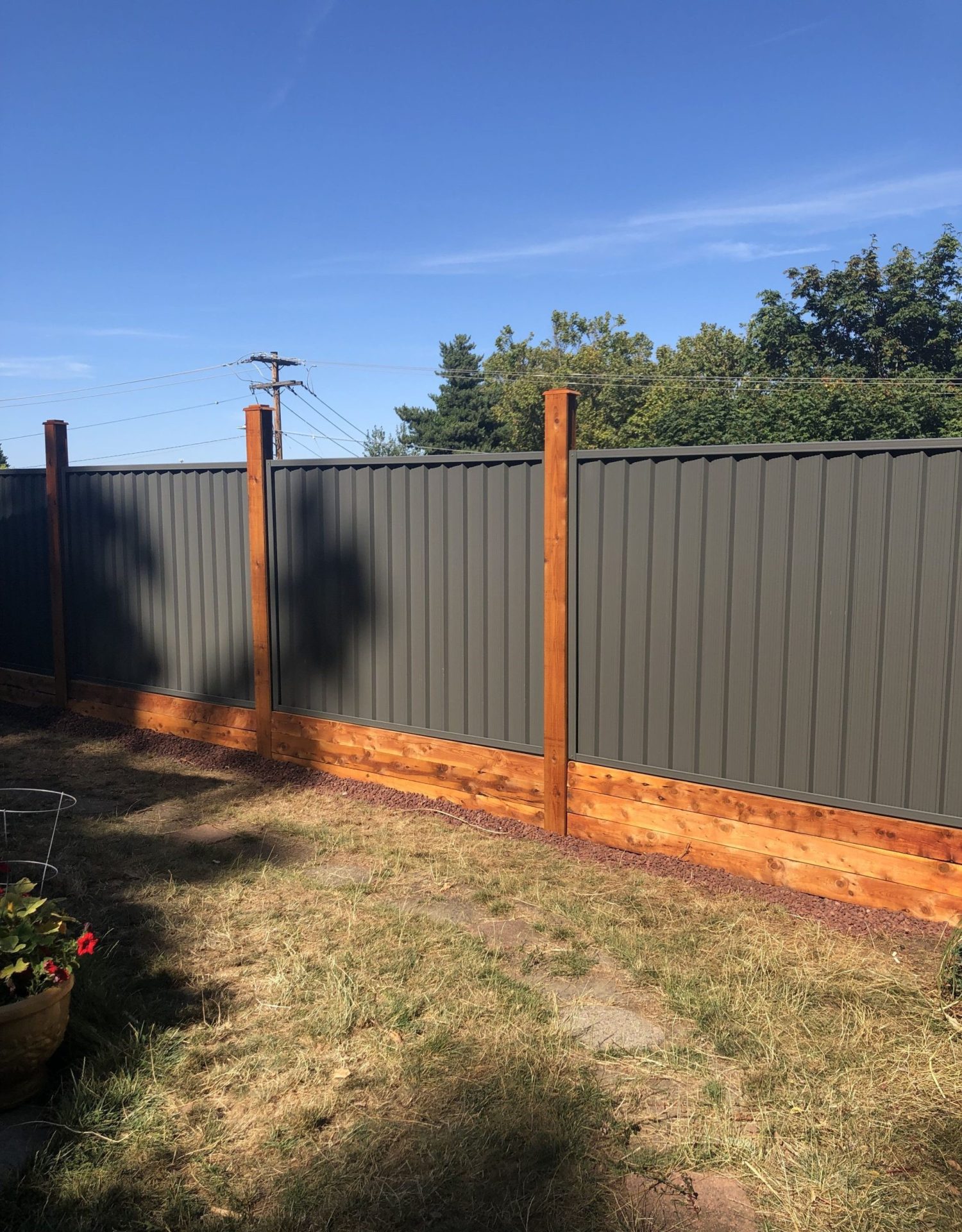 40 Corrugated Metal Fence Ideas to Create a Private Space With a Low