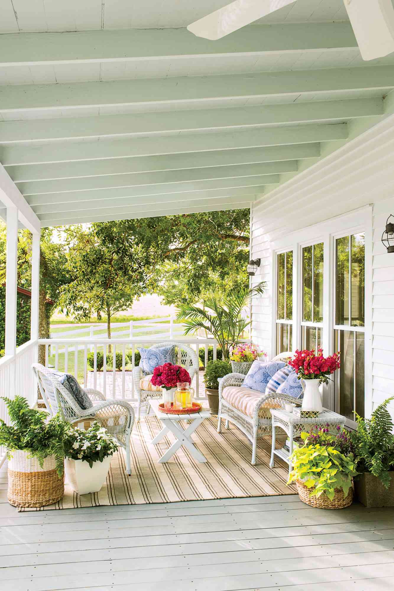 31 Front Porch Decorating Ideas With Plants for More Space